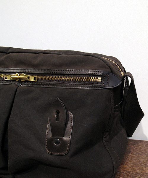 PORTER（ポーター）の「LUGGAGE LABEL PROOF SHOULDER BAG <B印 YOSHIDA SELECT>（ショルダーバッグ・メンズ・ブラウン・ONE SIZE）」の7枚目の写真