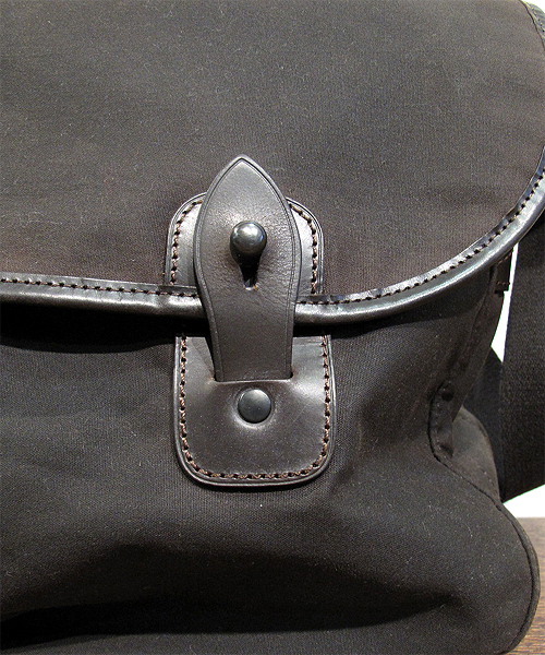 PORTER（ポーター）の「LUGGAGE LABEL PROOF SHOULDER BAG <B印 YOSHIDA SELECT>（ショルダーバッグ・メンズ・ブラウン・ONE SIZE）」の9枚目の写真