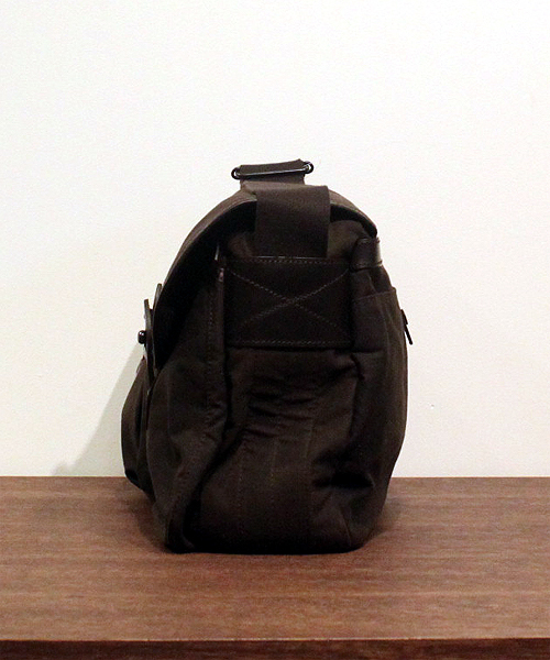 PORTER（ポーター）の「LUGGAGE LABEL PROOF SHOULDER BAG <B印 YOSHIDA SELECT>（ショルダーバッグ・メンズ・ブラウン・ONE SIZE）」の4枚目の写真