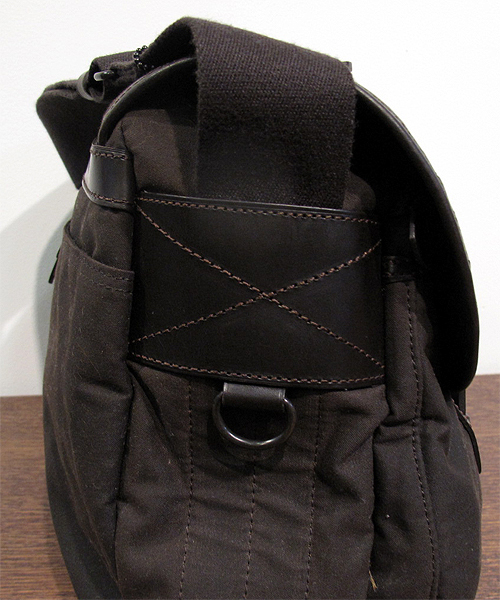 PORTER（ポーター）の「LUGGAGE LABEL PROOF SHOULDER BAG <B印 YOSHIDA SELECT>（ショルダーバッグ・メンズ・ブラウン・ONE SIZE）」の6枚目の写真