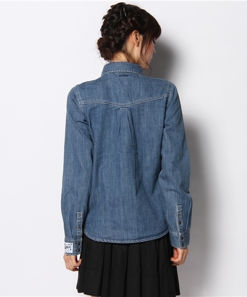 X-girl（エックスガール）の「BREEZY DENIM SHIRT（シャツ/ブラウス・レディース・ブルー/ライトブルー・1/2）」の4枚目の写真