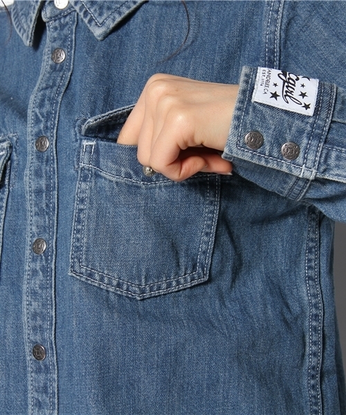 X-girl（エックスガール）の「BREEZY DENIM SHIRT（シャツ/ブラウス・レディース・ブルー/ライトブルー・1/2）」の7枚目の写真