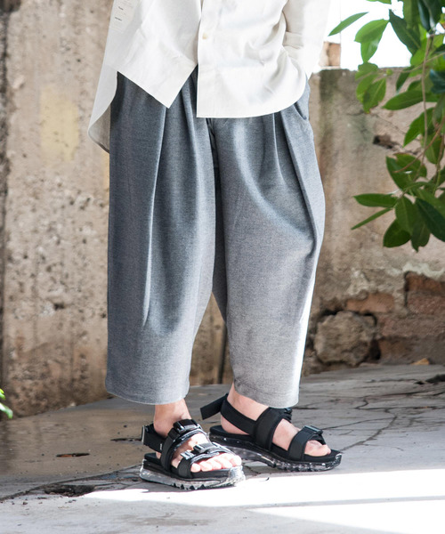 glamb（グラム）の「Tuck cropped pants /　タッククロップドパンツ（その他パンツ・メンズ・グレー/ブラック・2/4/0/3/1）」の7枚目の写真