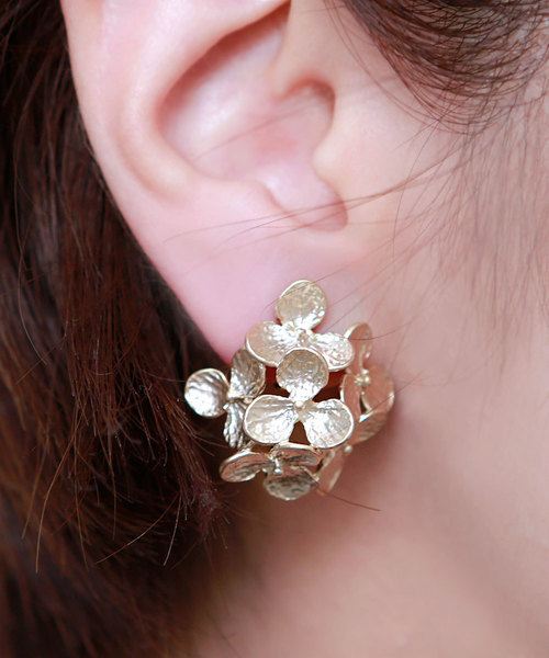 colleca la（コレカラ）の「メタルフラワーイヤリング（イヤリング・レディース・シルバー/ゴールド・FREE）」の6枚目の写真