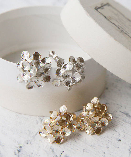 colleca la（コレカラ）の「メタルフラワーイヤリング（イヤリング・レディース・シルバー/ゴールド・FREE）」の3枚目の写真