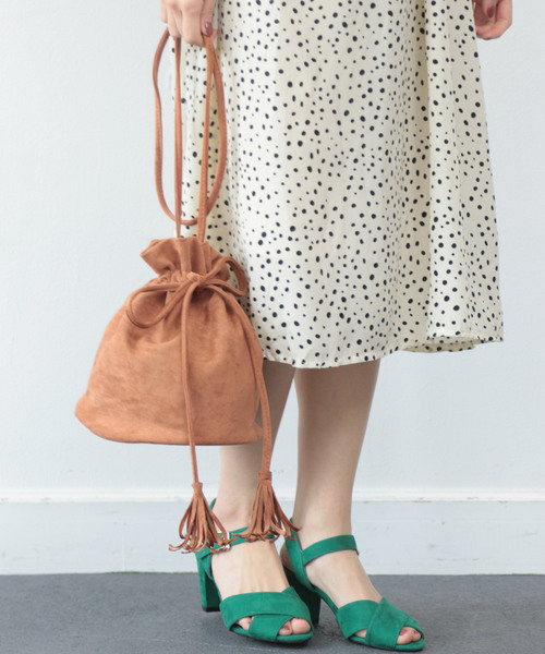 SESTO（セスト）の「ナチュラルカラー巾着ショルダーバッグ（ショルダーバッグ・レディース・キャメル/ブラック/アイボリー・ONESIZE）」の3枚目の写真