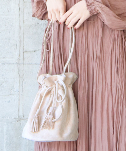 SESTO（セスト）の「ナチュラルカラー巾着ショルダーバッグ（ショルダーバッグ・レディース・キャメル/ブラック/アイボリー・ONESIZE）」の6枚目の写真