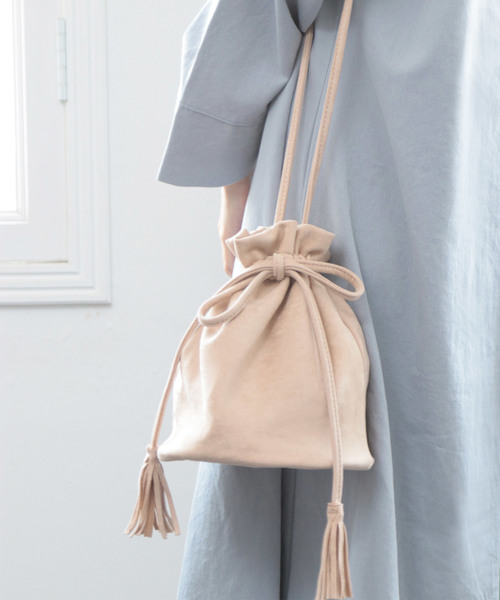 SESTO（セスト）の「ナチュラルカラー巾着ショルダーバッグ（ショルダーバッグ・レディース・キャメル/ブラック/アイボリー・ONESIZE）」の5枚目の写真
