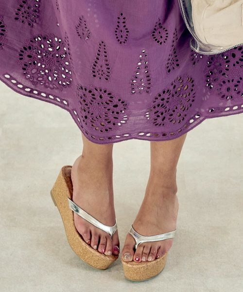 KOBE LETTUCE(コウベレタス)の「コルクウェッジ厚底トングサンダル(サンダル・レディース・ホワイト/ベージュ/オレンジ/ブラック/シルバー・L/LL/M/S)」の1枚目の写真