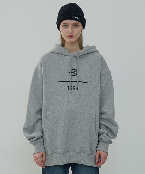 OY（オーワイ）の「ロゴナンバープルオーバーパーカー/フーディー（パーカー・メンズ・ブラック/ホワイト/グレー/ベージュ/ダークブルー・2/1）」の4枚目の写真