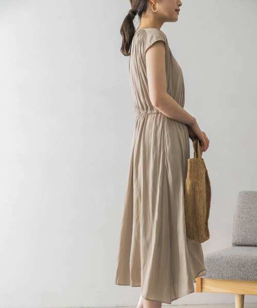 URBAN RESEARCH（アーバンリサーチ）の「フレンチスリーブヴィンテージサテンドロストワンピース（ワンピース・レディース・ブルー/カーキ/ベージュ・FREE）」の5枚目の写真