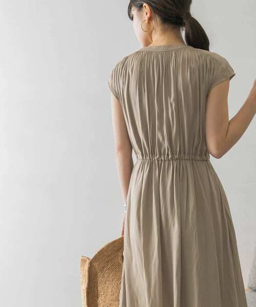 URBAN RESEARCH（アーバンリサーチ）の「フレンチスリーブヴィンテージサテンドロストワンピース（ワンピース・レディース・ブルー/カーキ/ベージュ・FREE）」の6枚目の写真