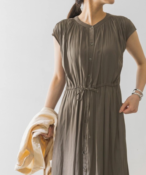 URBAN RESEARCH（アーバンリサーチ）の「フレンチスリーブヴィンテージサテンドロストワンピース（ワンピース・レディース・ブルー/カーキ/ベージュ・FREE）」の22枚目の写真