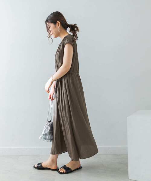 URBAN RESEARCH（アーバンリサーチ）の「フレンチスリーブヴィンテージサテンドロストワンピース（ワンピース・レディース・ブルー/カーキ/ベージュ・FREE）」の11枚目の写真