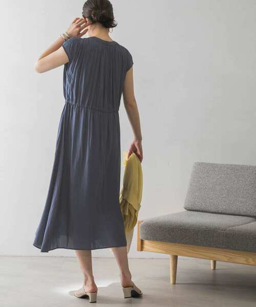 URBAN RESEARCH（アーバンリサーチ）の「フレンチスリーブヴィンテージサテンドロストワンピース（ワンピース・レディース・ブルー/カーキ/ベージュ・FREE）」の16枚目の写真