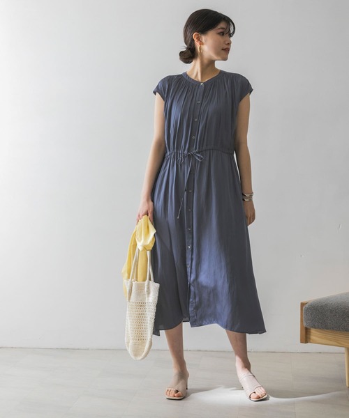 URBAN RESEARCH（アーバンリサーチ）の「フレンチスリーブヴィンテージサテンドロストワンピース（ワンピース・レディース・ブルー/カーキ/ベージュ・FREE）」の17枚目の写真