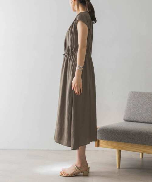 URBAN RESEARCH（アーバンリサーチ）の「フレンチスリーブヴィンテージサテンドロストワンピース（ワンピース・レディース・ブルー/カーキ/ベージュ・FREE）」の19枚目の写真
