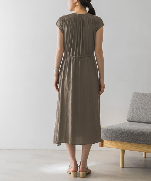 URBAN RESEARCH（アーバンリサーチ）の「フレンチスリーブヴィンテージサテンドロストワンピース（ワンピース・レディース・ブルー/カーキ/ベージュ・FREE）」の20枚目の写真