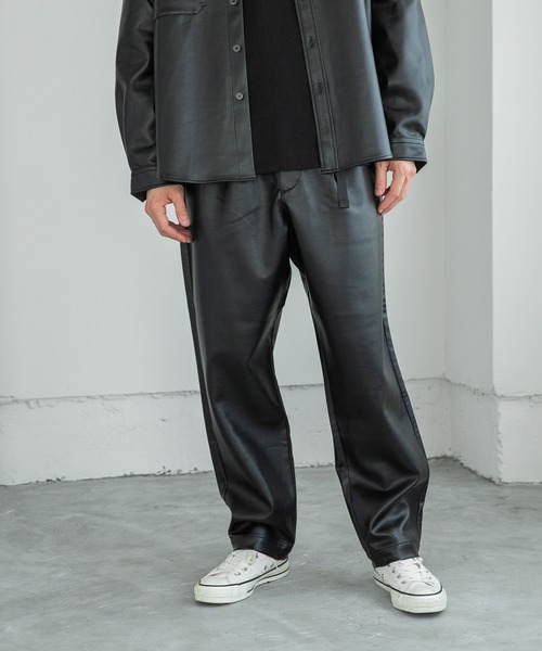niko and...(ニコアンド)の「フェイクレザーイージーパンツ(スラックス・メンズ・ブラック/ベージュ・MEDIUM/LARGE)」の1枚目の写真