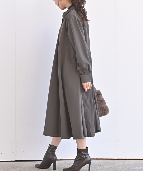 rps（アールピーエス）の「ＢＡＣＫプリーツシャツワンピース（シャツワンピース・レディース・グレイッシュベージュ/モカ/チャコールグレー/ブラック/ライトグレー/カーキ・M/フリー）」の2枚目の写真