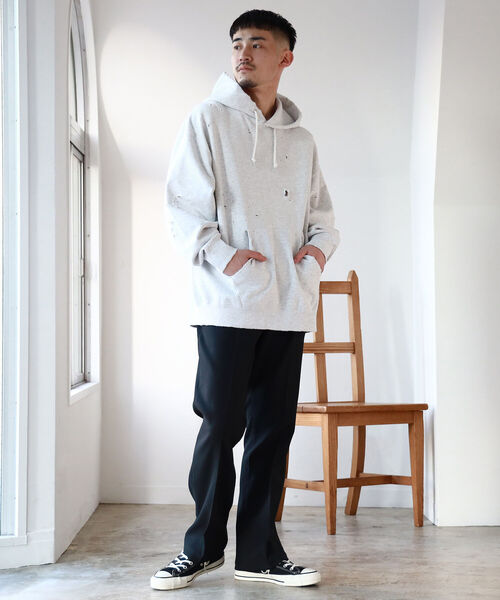 BEAMS（ビームス）の「BEAMS / ルーズフィット ダメージ フーディー（パーカー・メンズ・アッシュグレー/ブラック系その他/レッド・XL/S/M/L）」の5枚目の写真