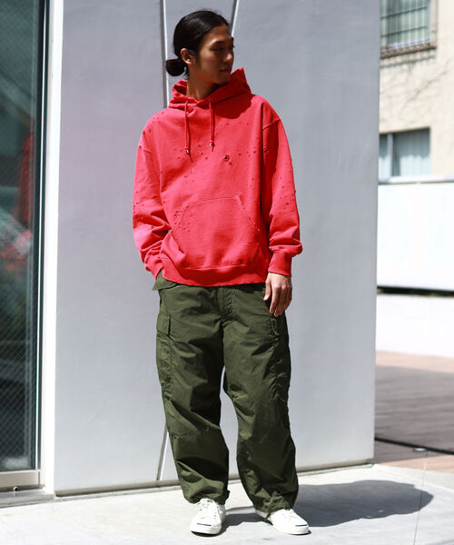 BEAMS（ビームス）の「BEAMS / ルーズフィット ダメージ フーディー（パーカー・メンズ・アッシュグレー/ブラック系その他/レッド・XL/S/M/L）」の8枚目の写真