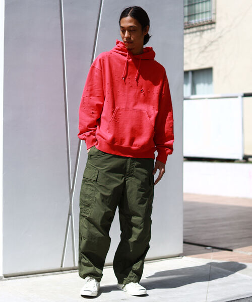 BEAMS（ビームス）の「BEAMS / ルーズフィット ダメージ フーディー（パーカー・メンズ・アッシュグレー/ブラック系その他/レッド・XL/S/M/L）」の9枚目の写真