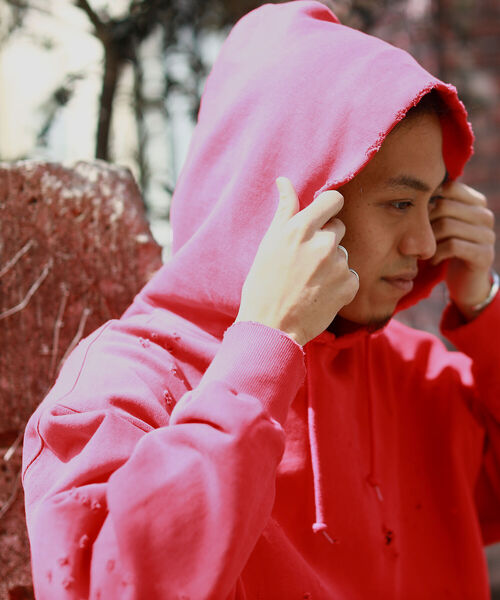 BEAMS（ビームス）の「BEAMS / ルーズフィット ダメージ フーディー（パーカー・メンズ・アッシュグレー/ブラック系その他/レッド・XL/S/M/L）」の10枚目の写真