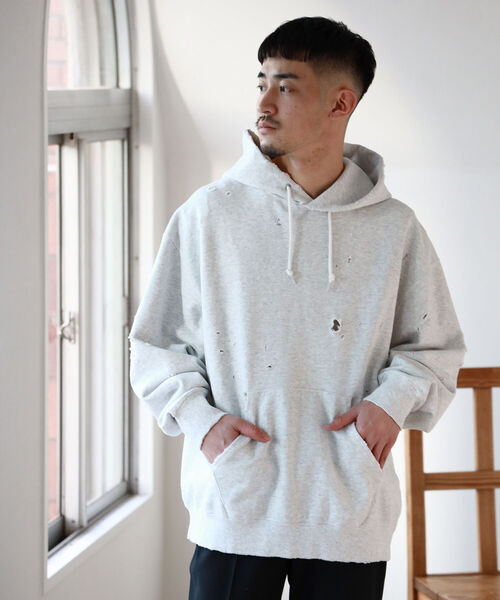 BEAMS（ビームス）の「BEAMS / ルーズフィット ダメージ フーディー（パーカー・メンズ・アッシュグレー/ブラック系その他/レッド・XL/S/M/L）」の11枚目の写真