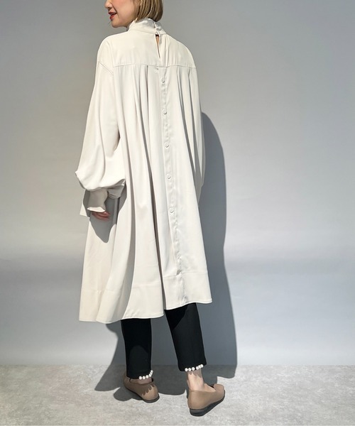 LUGIVA（ルギヴァ）の「袖リブスタンドカラーロングブラウス（シャツ/ブラウス・レディース・ブラック/オフホワイト・M）」の14枚目の写真