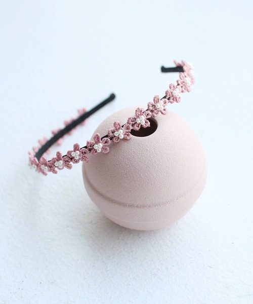 Rora(ローラ)の「【日本製】ストーリー 小花 カチューシャ (2color) ハンドメイド フォーマル キラキラ 黒 ピンク(カチューシャ・キッズ・ブラック/ピンク/ベージュ・FREE)」の3枚目の写真