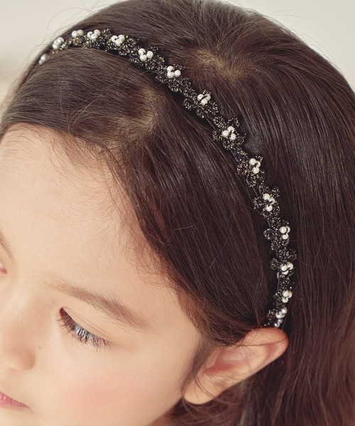 Rora(ローラ)の「【日本製】ストーリー 小花 カチューシャ (2color) ハンドメイド フォーマル キラキラ 黒 ピンク(カチューシャ・キッズ・ブラック/ピンク/ベージュ・FREE)」の5枚目の写真
