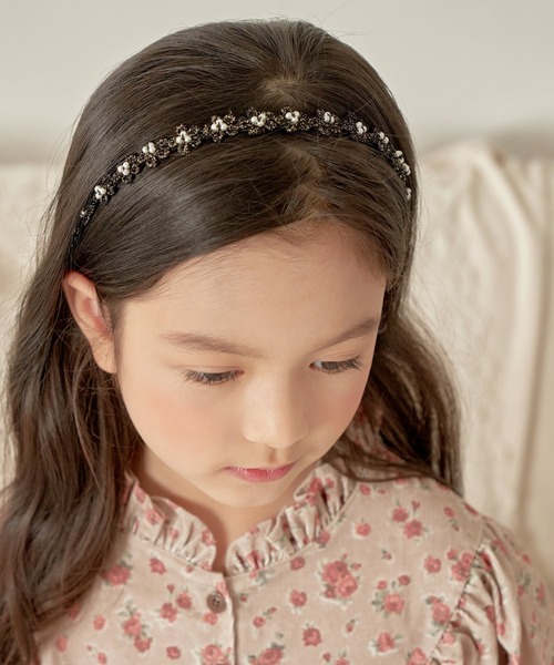 Rora(ローラ)の「【日本製】ストーリー 小花 カチューシャ (2color) ハンドメイド フォーマル キラキラ 黒 ピンク(カチューシャ・キッズ・ブラック/ピンク/ベージュ・FREE)」の4枚目の写真