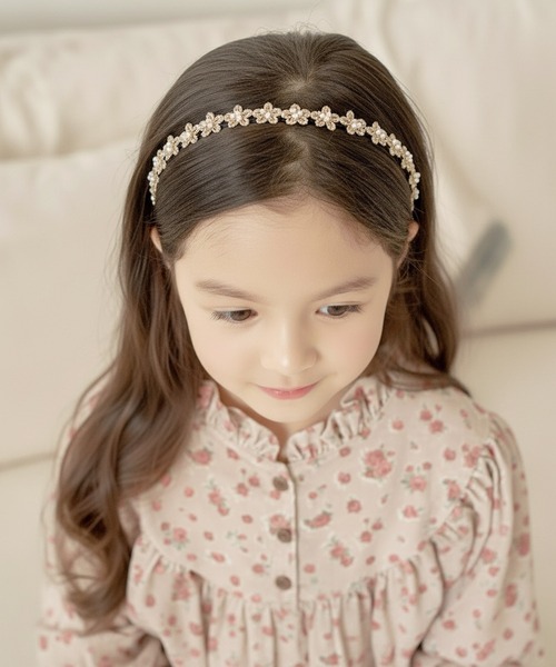 Rora(ローラ)の「【日本製】ストーリー 小花 カチューシャ (2color) ハンドメイド フォーマル キラキラ 黒 ピンク(カチューシャ・キッズ・ブラック/ピンク/ベージュ・FREE)」の13枚目の写真
