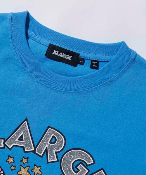 XLARGE(エクストララージ)の「BABY LOGO S/S TEE /XLARGE グラフィック ロゴ ラメ Tシャツ(Tシャツ/カットソー・メンズ・ホワイト/ライトブルー/ブラック・L/XL/M/S)」の7枚目の写真