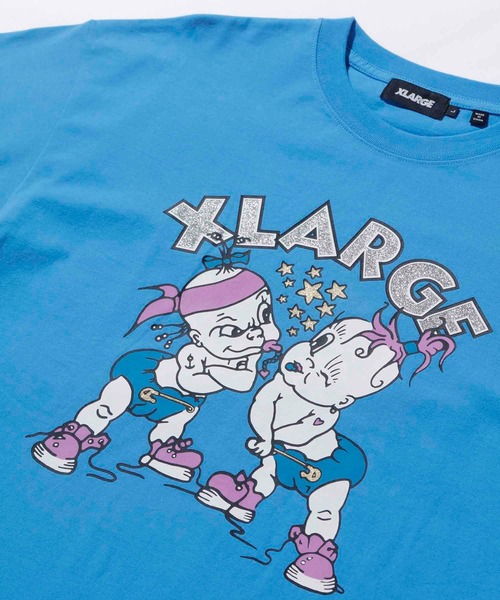 XLARGE(エクストララージ)の「BABY LOGO S/S TEE /XLARGE グラフィック ロゴ ラメ Tシャツ(Tシャツ/カットソー・メンズ・ホワイト/ライトブルー/ブラック・L/XL/M/S)」の5枚目の写真