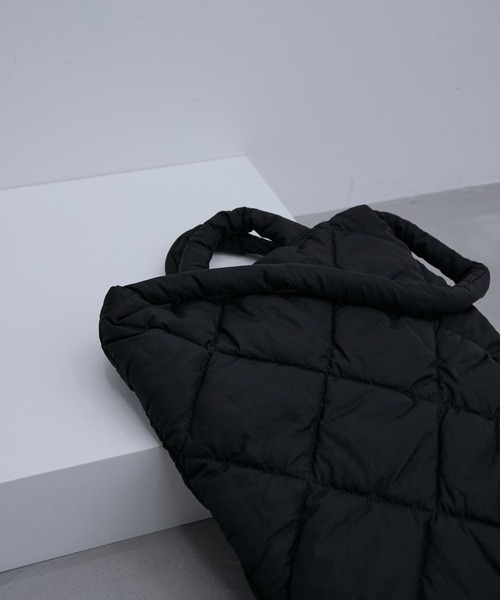 ADAM ET ROPE'（アダムエロペ）の「【A4対応】キルティングナイロントートバッグ（トートバッグ・レディース・ブラック/ベージュ・FREE）」の2枚目の写真