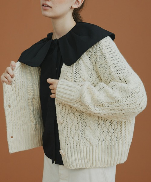 EDIT Gris(エディットグリ)の「ケーブルショートカーディガン(カーディガン/ボレロ・レディース・ブラック/レッド/ブルー/アイボリー・FREE)」の2枚目の写真