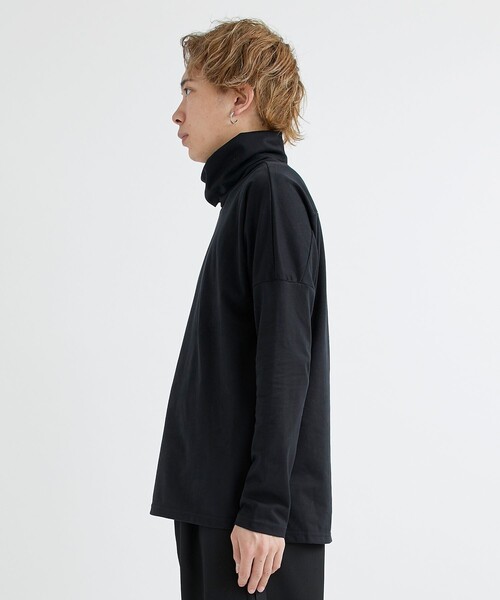 ATTACHMENT（アタッチメント）の「STUDIOUS別注　COOLMAX SMOOTH CLOTH WIDE HIGHNECK L/S TEE（Tシャツ/カットソー・メンズ・ライトベージュ/ブラック/ダークグレー・2/1）」の7枚目の写真