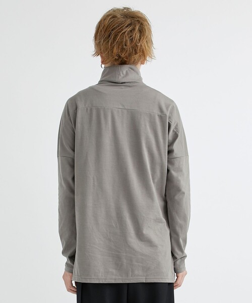 ATTACHMENT（アタッチメント）の「STUDIOUS別注　COOLMAX SMOOTH CLOTH WIDE HIGHNECK L/S TEE（Tシャツ/カットソー・メンズ・ライトベージュ/ブラック/ダークグレー・2/1）」の18枚目の写真