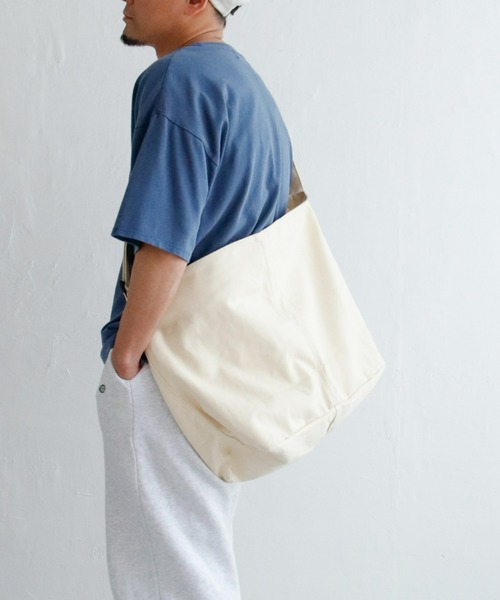 notch.（ノッチ）の「ビッグサイズキャンバスショルダーバッグ（ショルダーバッグ・レディース・ブラック/オフホワイト/オリーブ・ONE SIZE）」の2枚目の写真