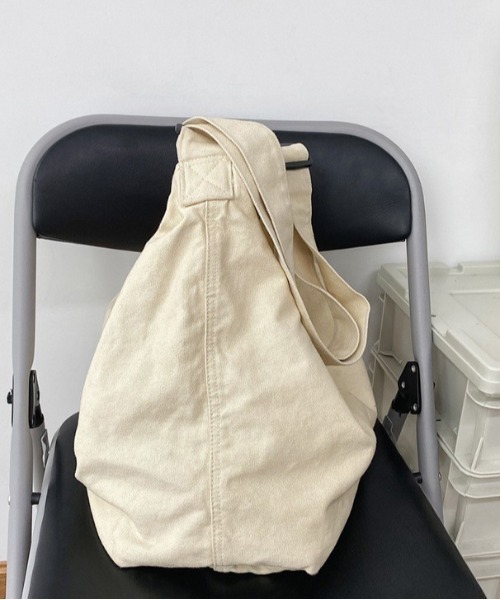 notch.（ノッチ）の「ビッグサイズキャンバスショルダーバッグ（ショルダーバッグ・レディース・ブラック/オフホワイト/オリーブ・ONE SIZE）」の10枚目の写真