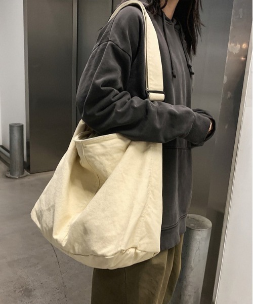 notch.（ノッチ）の「ビッグサイズキャンバスショルダーバッグ（ショルダーバッグ・レディース・ブラック/オフホワイト/オリーブ・ONE SIZE）」の6枚目の写真