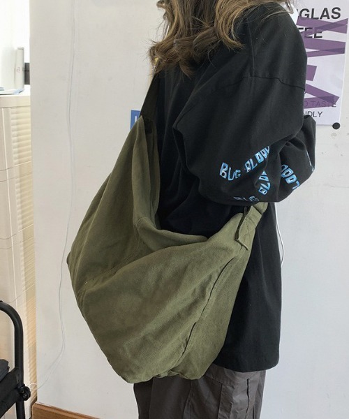 notch.（ノッチ）の「ビッグサイズキャンバスショルダーバッグ（ショルダーバッグ・レディース・ブラック/オフホワイト/オリーブ・ONE SIZE）」の5枚目の写真