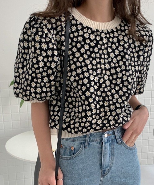 LADY LIKE（レディライク）の「デイジー柄配色トップス（Tシャツ/カットソー・レディース・パープル/ブラック/ブルー・M）」の4枚目の写真