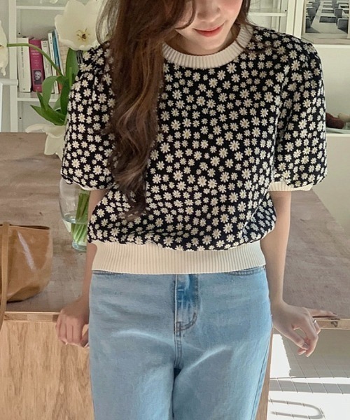 LADY LIKE（レディライク）の「デイジー柄配色トップス（Tシャツ/カットソー・レディース・パープル/ブラック/ブルー・M）」の6枚目の写真