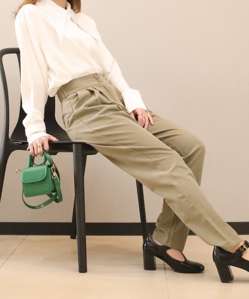 aimoha（アイモハ）の「【aimohaオリジナル】ハイウエスト　タック入りストレッチパンツ（スラックス・レディース・ブルー/カーキ/ネイビー/ライトベージュ/ダークベージュ/ブラック・LARGE/X-LARGE/SMALL/MEDIUM）」の5枚目の写真