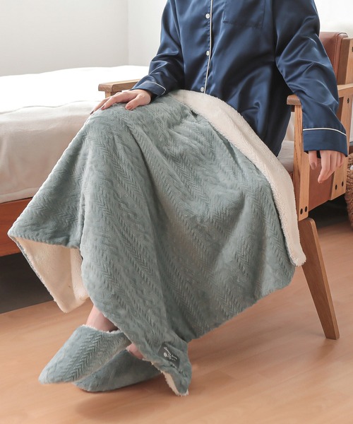 ALTROSE(アルトローズ)の「4WAY ニット編み マイクロ 裏ボア ブランケット S 膝掛け ひざ掛け(ブランケット・レディース・ブルーグリーン/イエロー/モカ/アイボリー・FREE)」の4枚目の写真