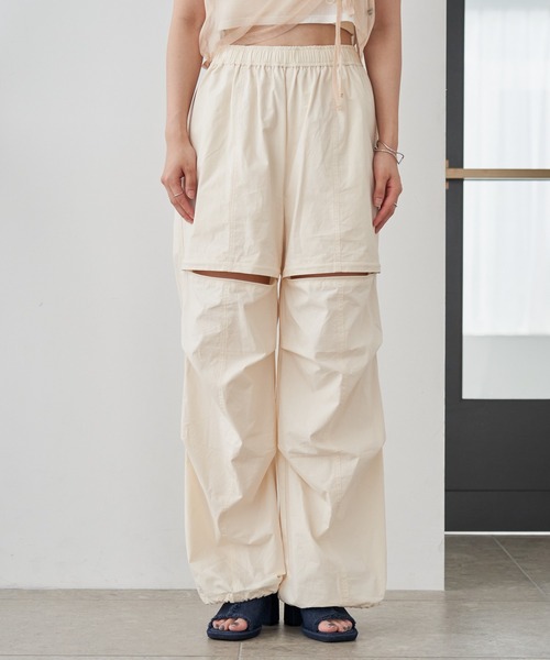 Kastane（カスタネ）の「膝開きパラシュートパンツ（カーゴパンツ・レディース・アイボリー/ブラック・FREE）」の4枚目の写真