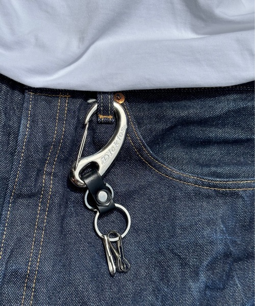 Dickies(ディッキーズ)の「Dickies / フックカラビナキーホルダー / DS054NC(キーホルダー・レディース・イエロー/ホワイト系その他/レッド系その他/レッド/ホワイト/イエロー系その他/ブラック/ゴールド系その他/ゴールド系その他2/ゴールド系その他3/ブルー系その他・ONESIZE)」の2枚目の写真